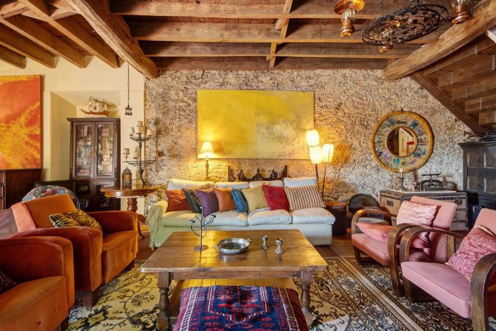 a living room with a couch and a table at Guest House Casa S Martinho in Oliveira de Azemeis
