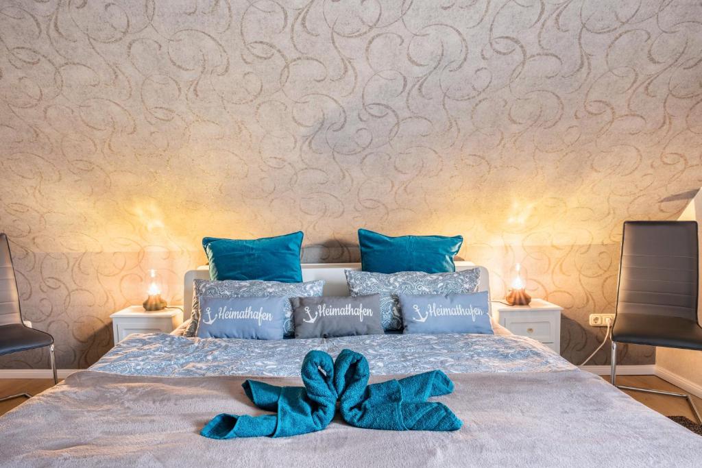 a bedroom with a bed with blue bows on it at Ferienwohnung Heimathafen in Cuxhaven