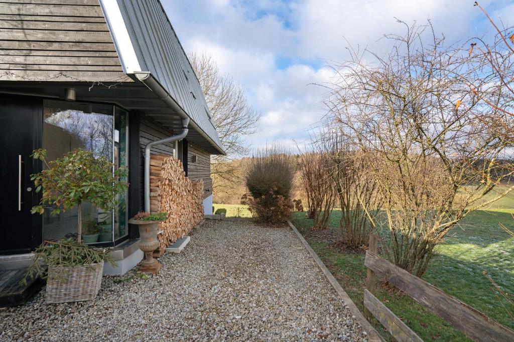a house with a gravel path next to a house at Modernes Apartment Ammersee in Windach