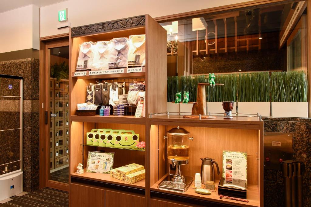 Příslušenství pro přípravu čaje a kávy v ubytování Anshin Oyado woman Tokyo Ginza Shiodome