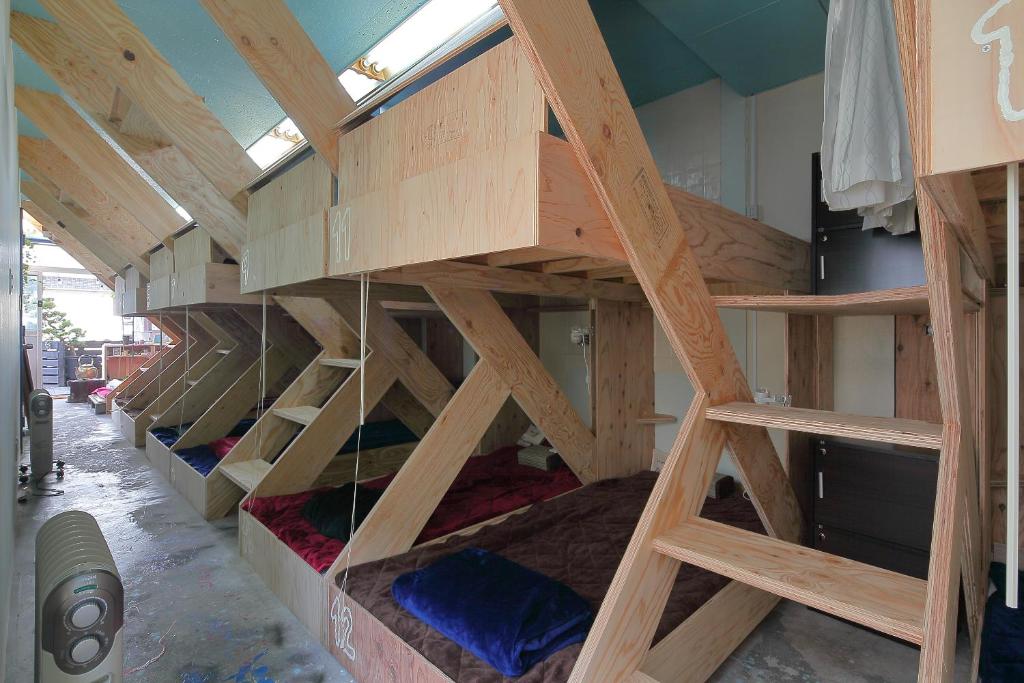 Palanda nebo palandy na pokoji v ubytování Music Uni Street Backpacker's Hostel