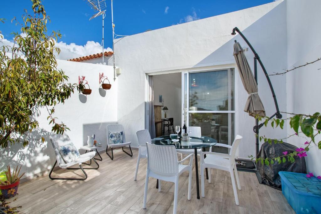 a patio with a table and chairs and an umbrella at Casa Crater 3 in El Paso