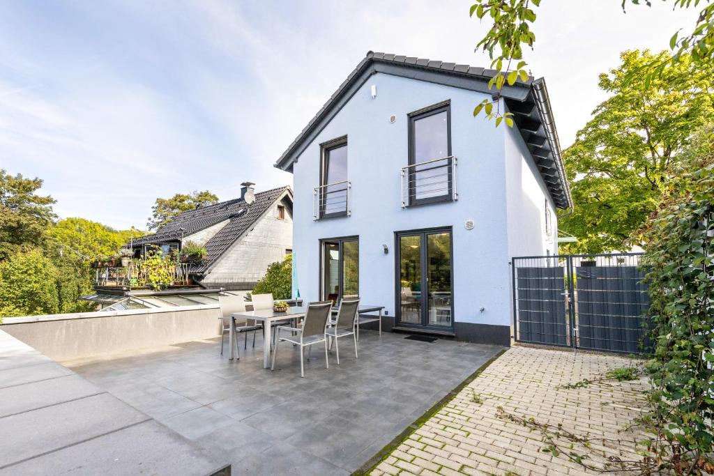 an exterior view of a white house with a patio at Haus mit 4 Schlafzimmern in Solingen