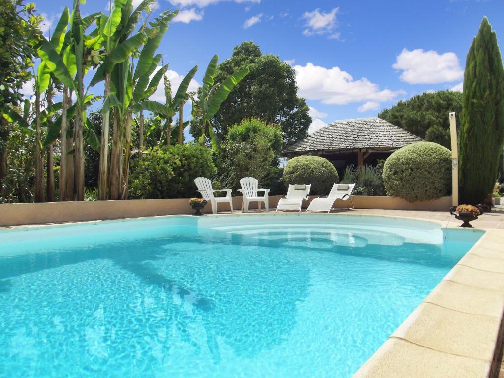 a swimming pool with chairs and a gazebo at Gite Azur Toulouse Sud in Lherm