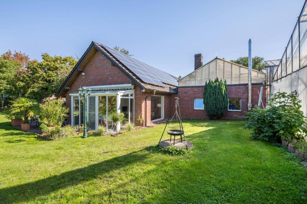 a brick house with a swing in the yard at mit Wintergarten nah Moviepark in Bottrop