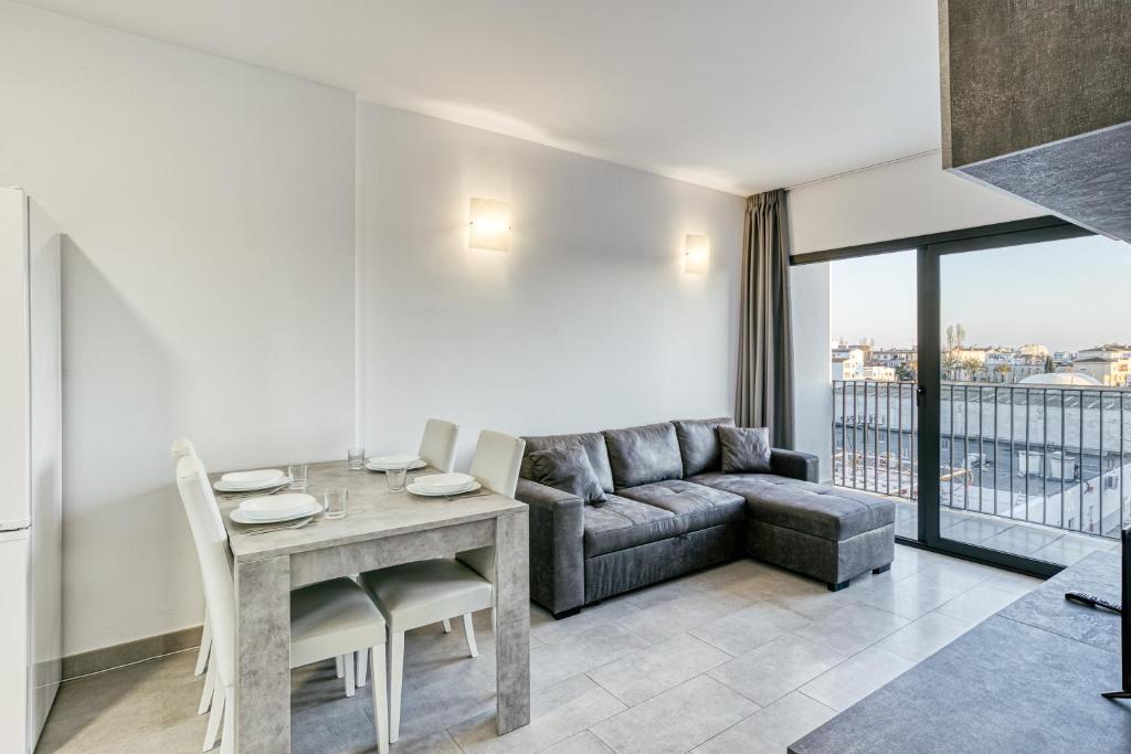 a living room with a table and a couch at Giuliano Superior 2 para 4 personas in Empuriabrava