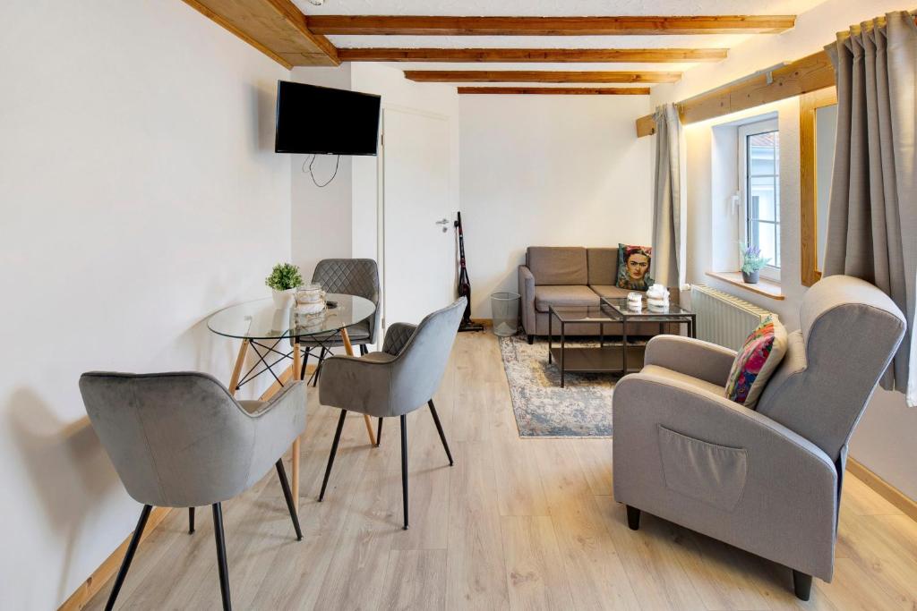 a living room with a table and chairs and a couch at Vogelsberger Bett 7 die 1 in Alsfeld