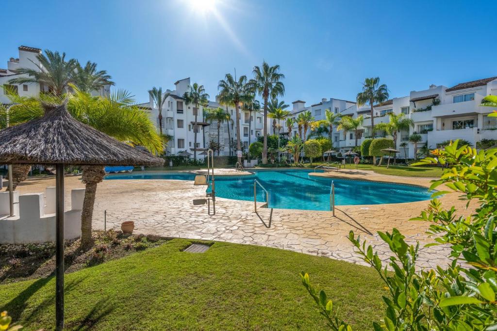 a view of a swimming pool in a resort at Apartamento de lujo a 30m playa in Estepona