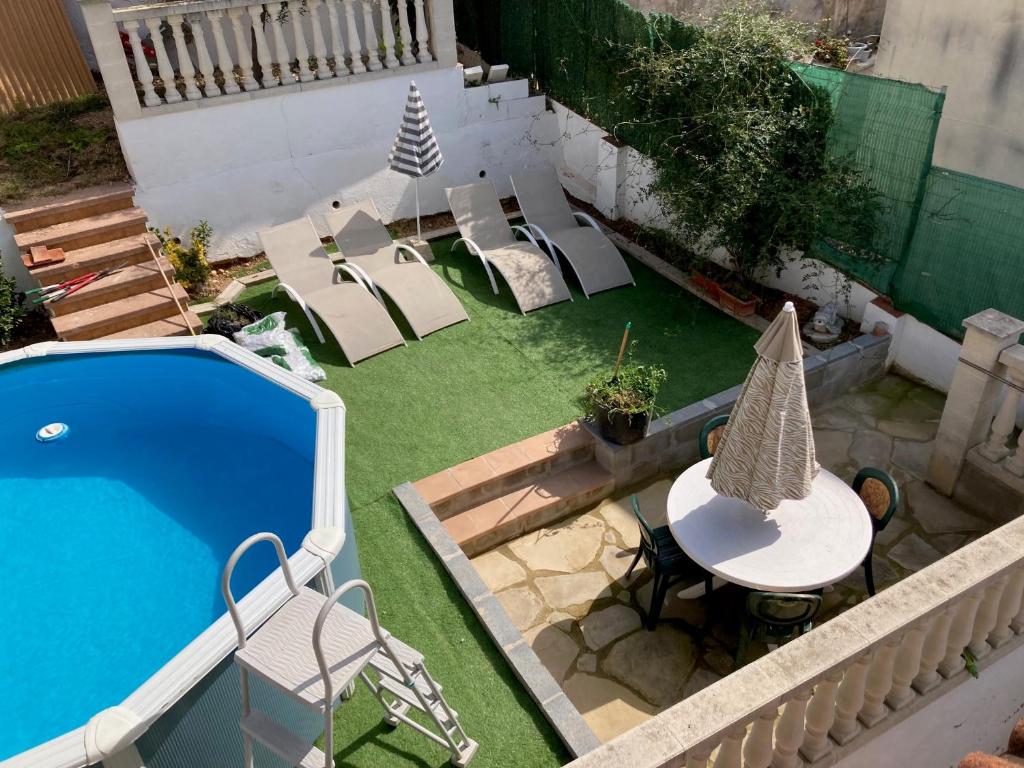 an overhead view of a backyard with a swimming pool at Lola's Beach House in Calafell