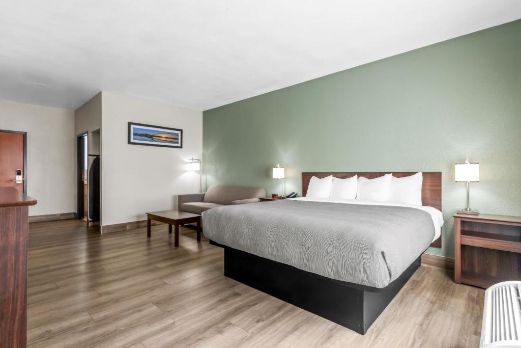 Quality Inn Tahlequah South - Suite Met Kingsize Bed En Slaapbank - Niet-Rokers
