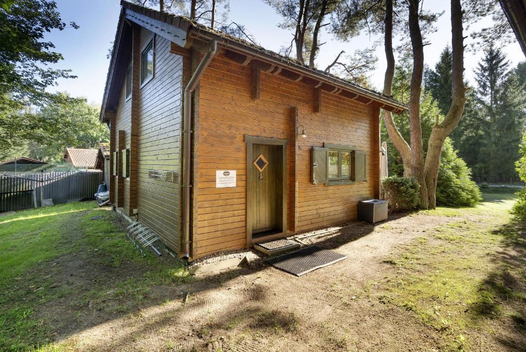 a small house with a door in a yard at Haus Wildgans in Lychen