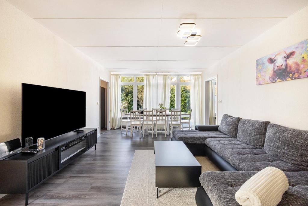 a living room with a couch and a flat screen tv at Haus am See in Quickborn