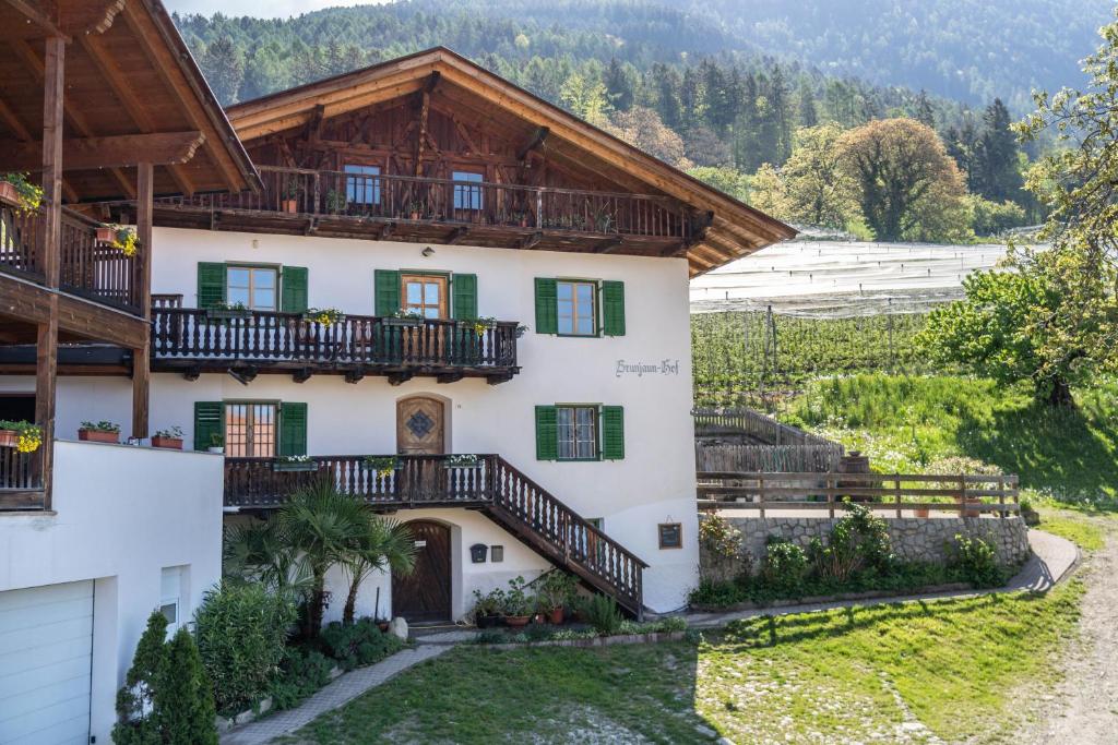 a house with balconies and a vineyard at Ferienwohnung Brunjaunhof in Schenna