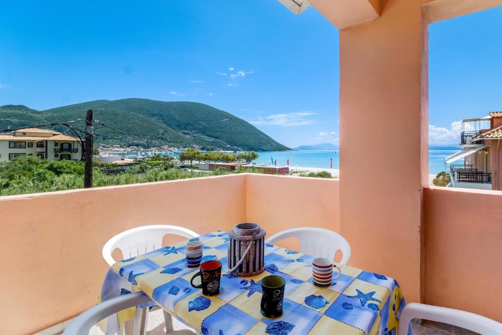 a table and chairs with a view of the ocean at Apartment Iole in Póndi