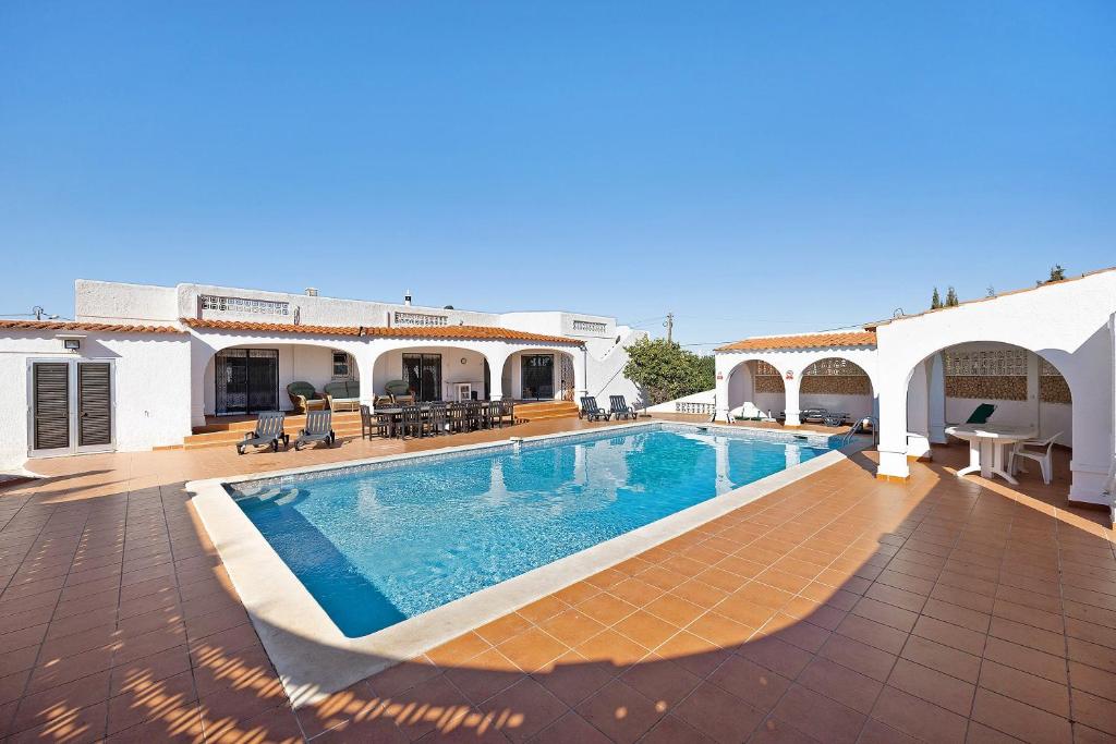 a swimming pool in the middle of a house at Brisa do Mar in Carvoeiro