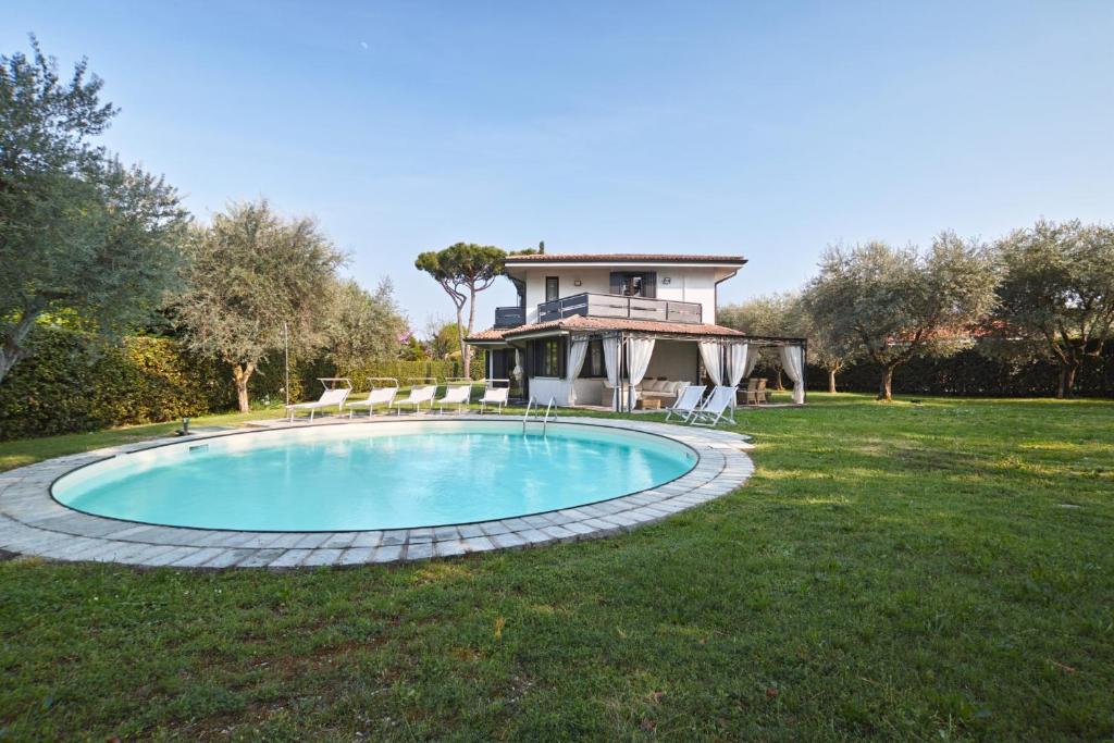 a house with a swimming pool in the yard at Villa Grazia in Manerba del Garda