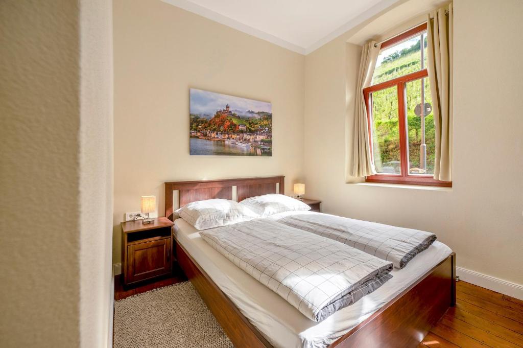 a bedroom with a bed and a window at Alte Stadtvilla am Weinberg 2 in Traben-Trarbach