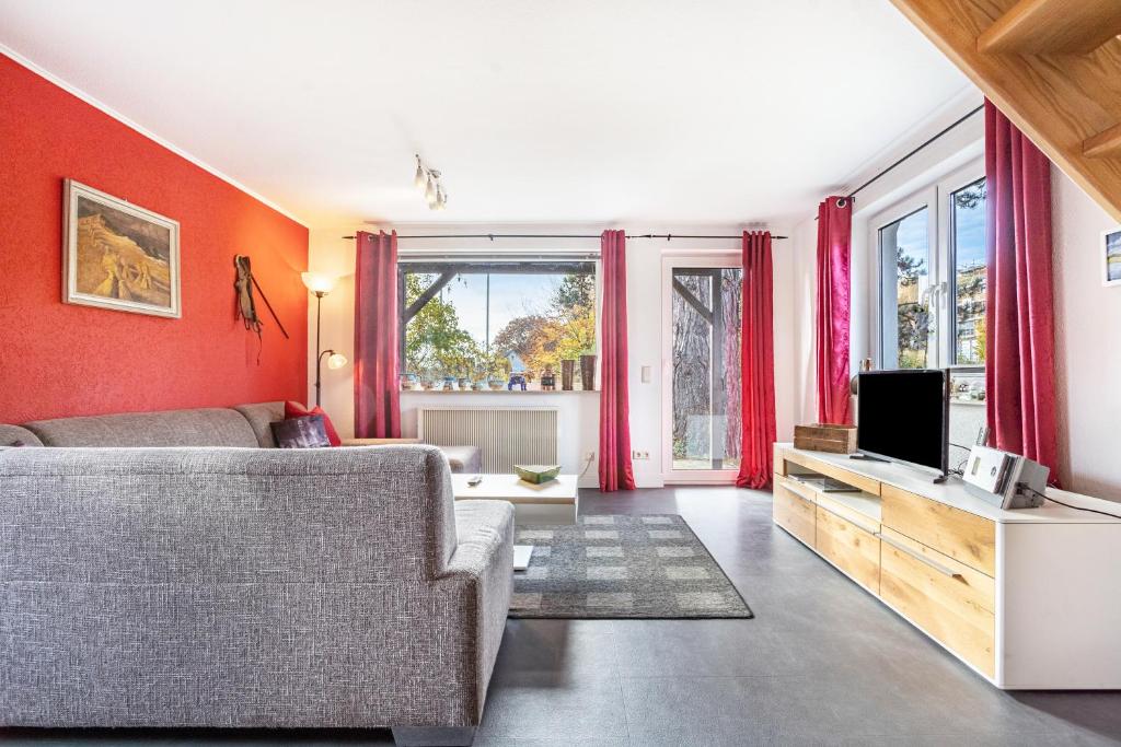 a living room with a couch and a tv at Ferienhaus Lütt-Matten in Ostseebad Sellin