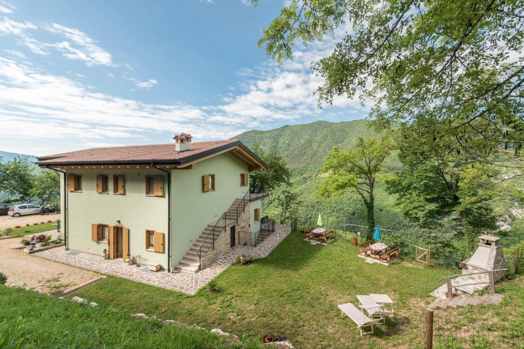 an image of a house with a yard at Nonno Bigi Rosa in Tremosine Sul Garda