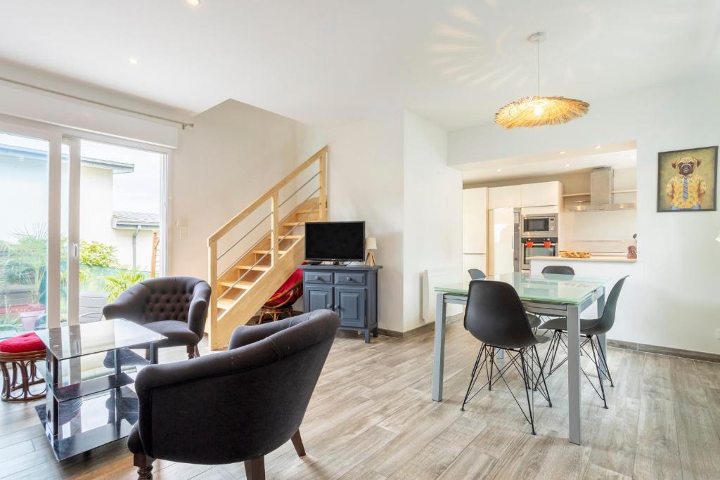 a living room with a table and chairs at Maison de vacances proche de tout in Quimper