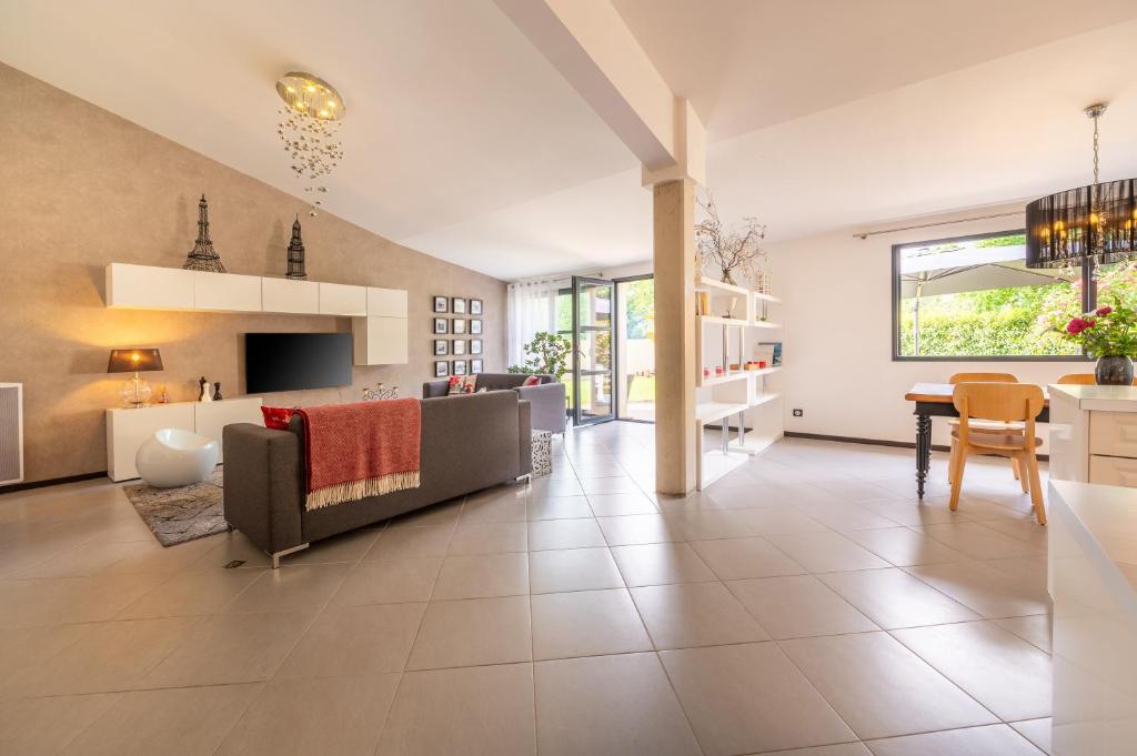 a living room with a couch and a table at Le Loft avec jacuzzi in Saint-Gildas-de-Rhuys