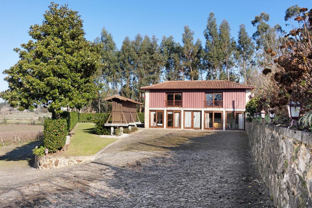 a house with a road leading up to it at Quinta Da Ataíde in Rendufe