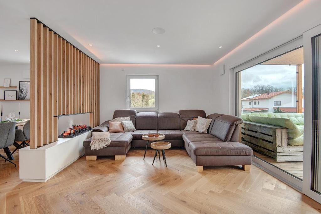 ein Wohnzimmer mit Sofa und Kamin in der Unterkunft Bayerwald Refugium in Schwarzach