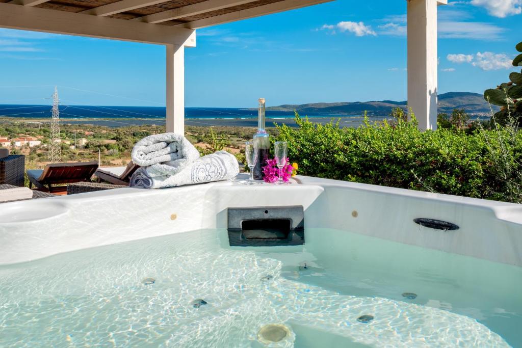 a jacuzzi tub with a view of the ocean at 5 Appartamento Isuledda in San Teodoro