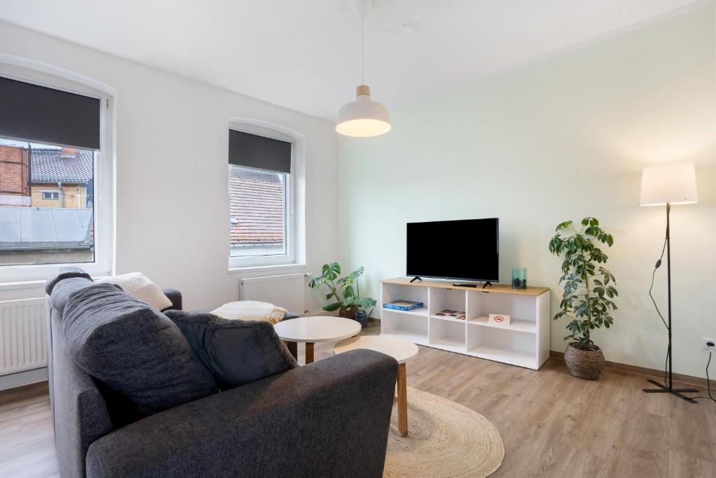 a living room with a couch and a tv at Ferienwohung Finsterwalde in Finsterwalde