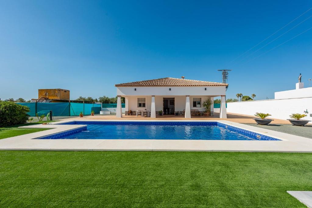 a house with a swimming pool in a yard at Casa Brisa del Valle in Seville