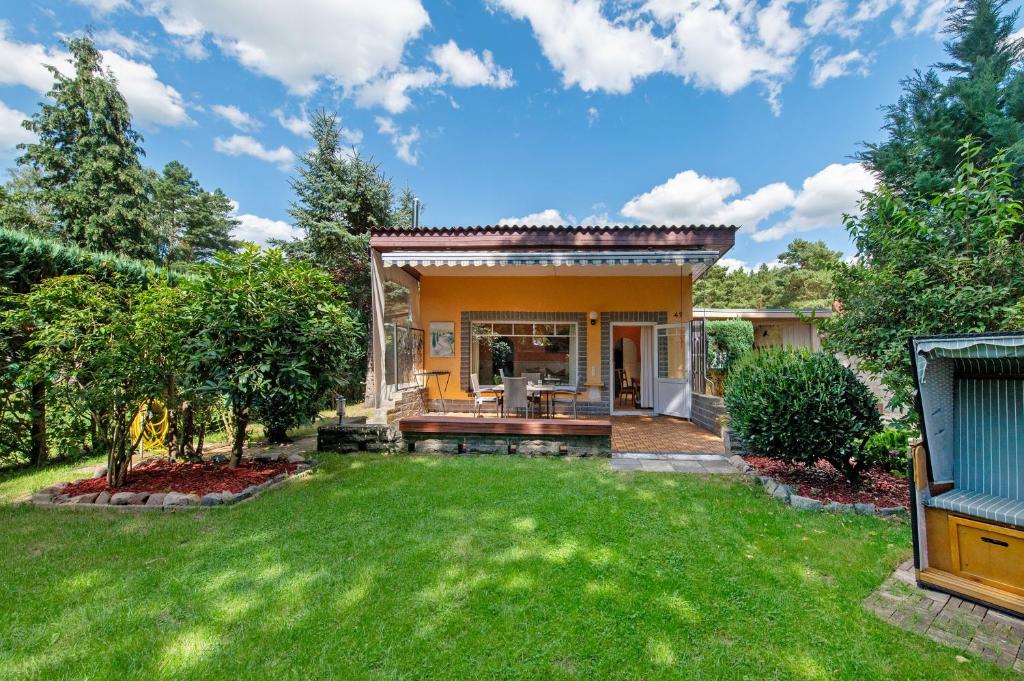 a house with a yard with green grass at Ferienhaus am Rande der Lewitz in Garwitz