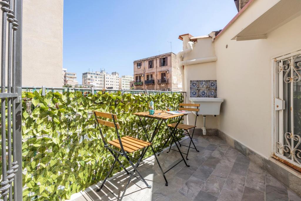 a balcony with a table and chairs on a building at Casa Nica Nica in Palermo