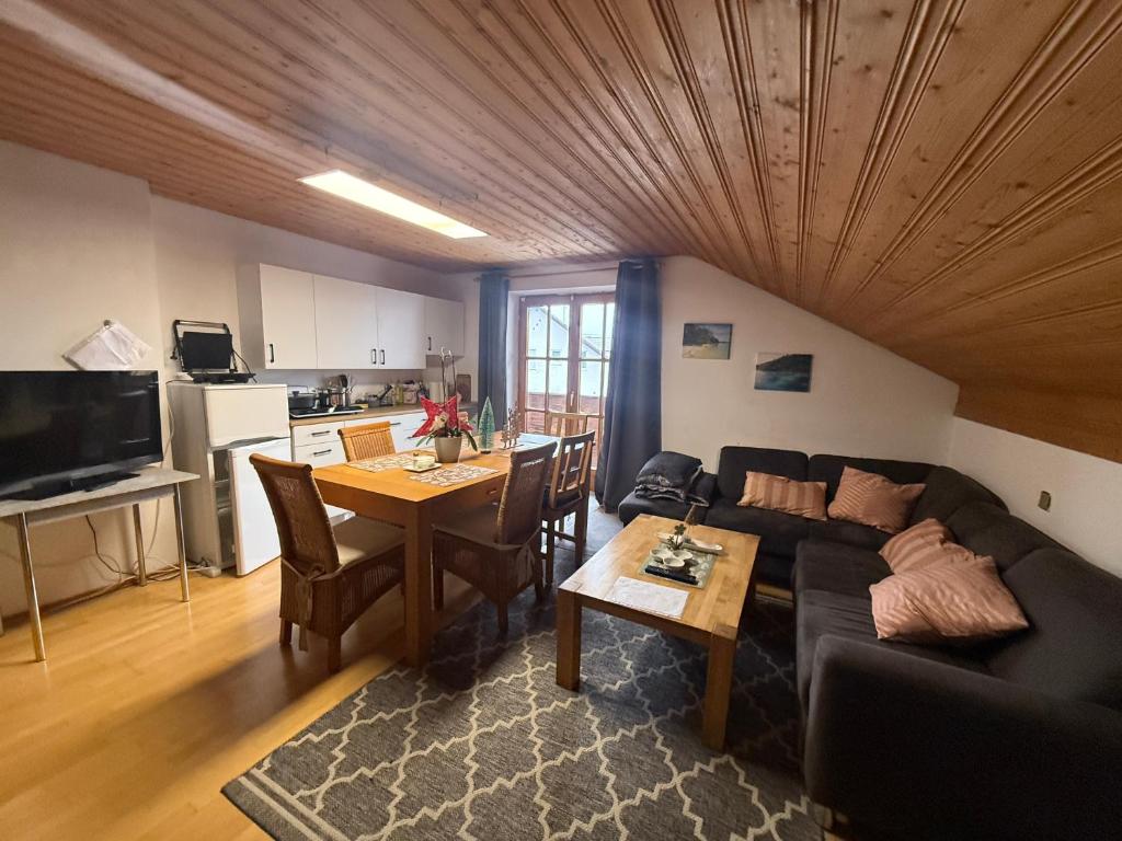 a living room with a couch and a table at Ferienwohnung Dorfidyll in Jesenwang