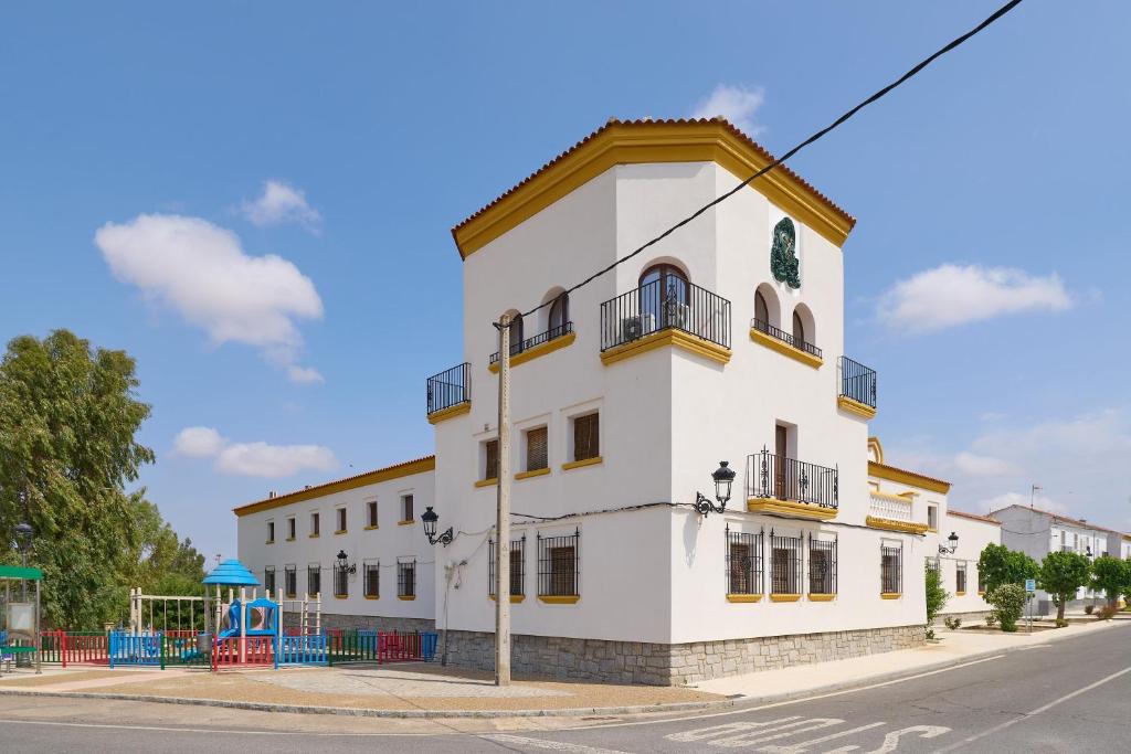 a white building on the side of a street at Apartamentos Valsequillo Córdoba in Valsequillo