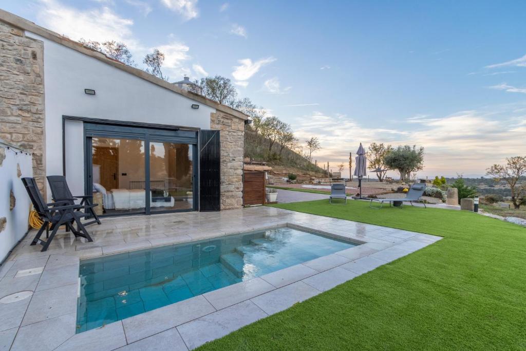 a swimming pool in the middle of a yard at Cantó el Sech in Montoliu de Segarra