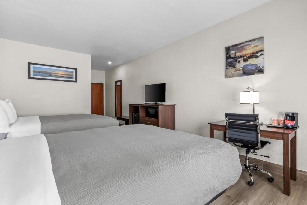 Quality Inn Tahlequah South - Quadruple Room With Two Queen Beds - Non Smoking