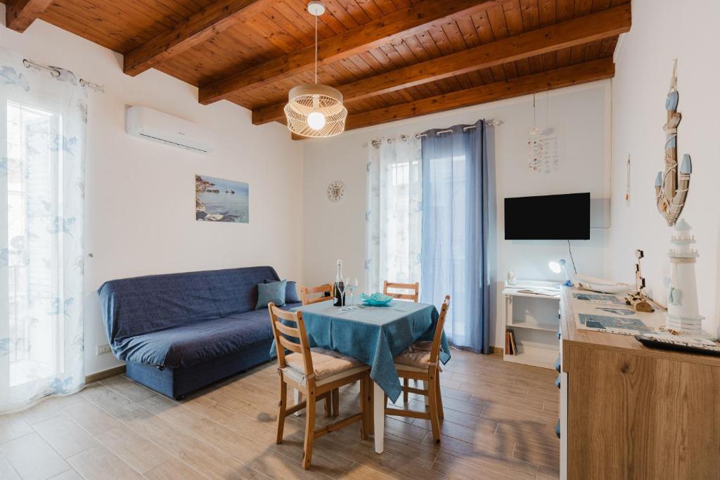 a living room with a table and a couch at Casa Del Pescatore in Trappeto