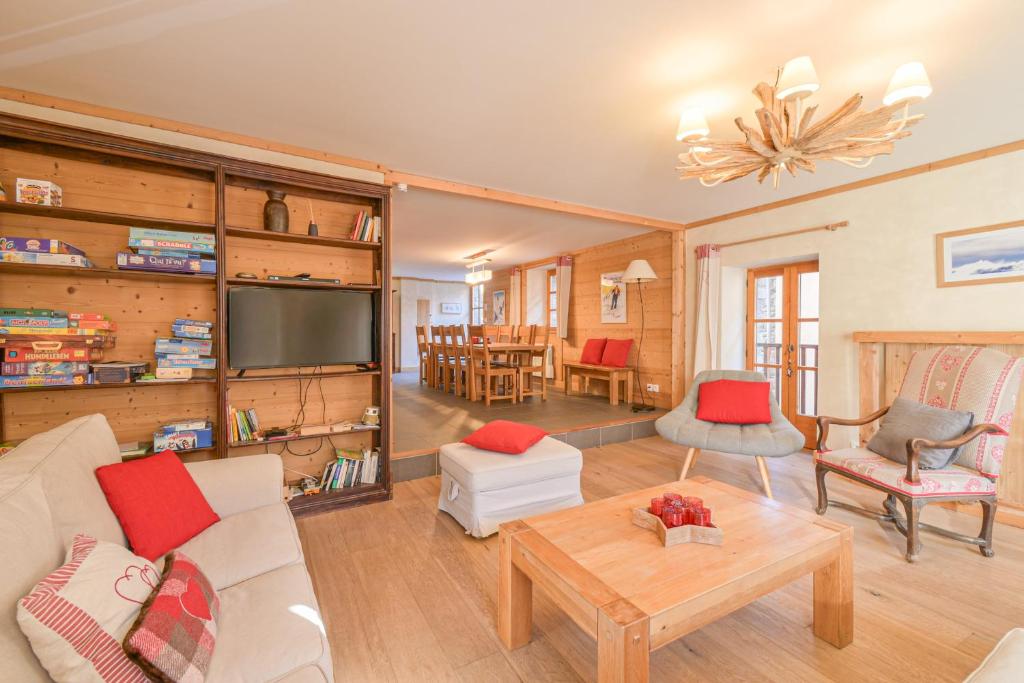 a living room with a couch and a table at Chalet Reves des Cimes in Praranger