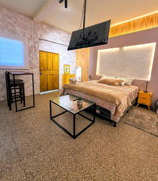 a bedroom with a bed and a table and a tv at Hermoso Apartamento equipado in Puerto Barrios