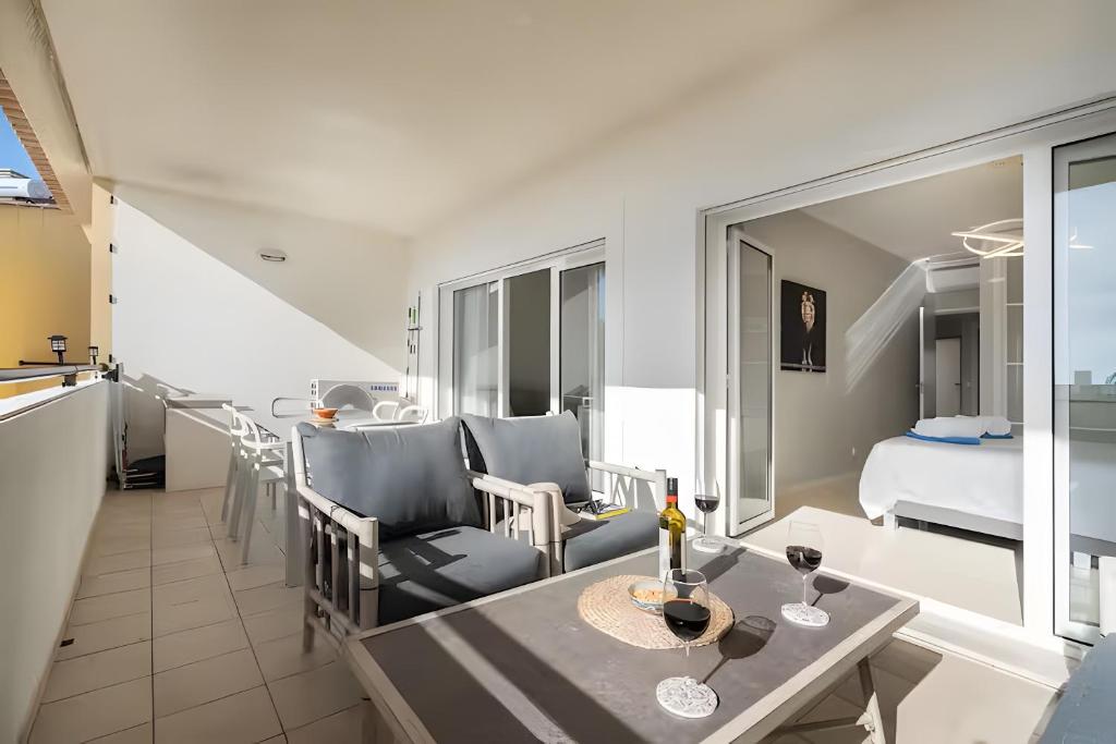 Bright And Modern 2 Bed Apartment