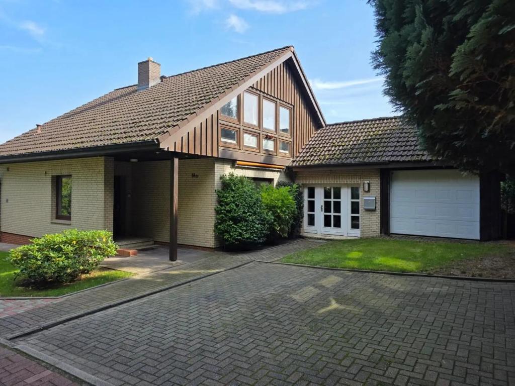 a house with a brick driveway in front of it at Ferienwohungen Otto und Grete in Hemmoor