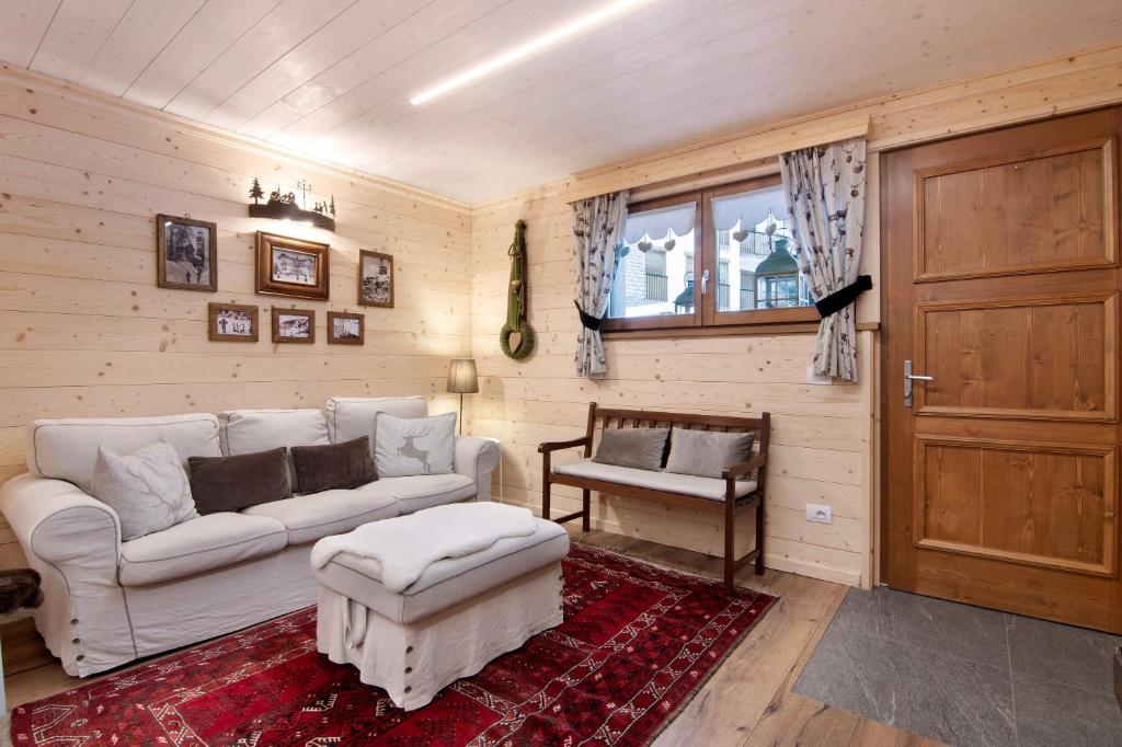 a living room with a couch and a table at A casa di Anna in Madesimo