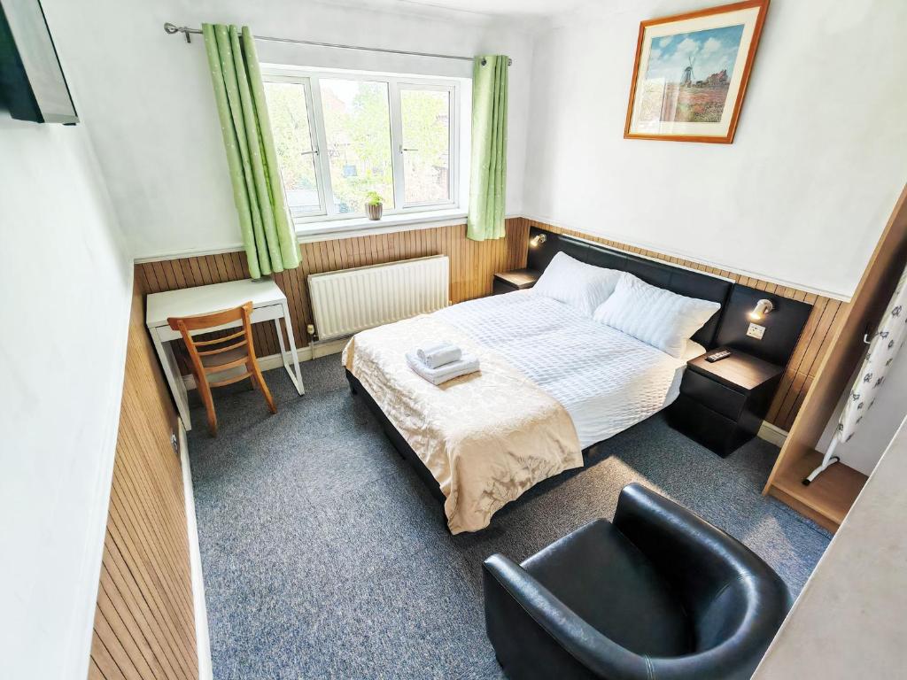 a small bedroom with a bed and a chair at Azalea Studio - Self Contained One-Bed Studio Flat in Oxford