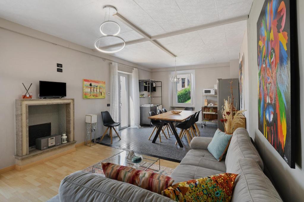 a living room with a couch and a table at Isola Bella Apartment in Barghe