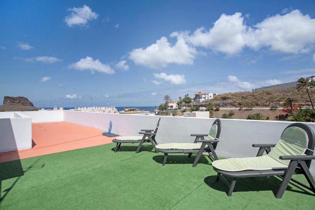 a group of chairs sitting on top of a roof at El Rincón de Mónica in Agaete