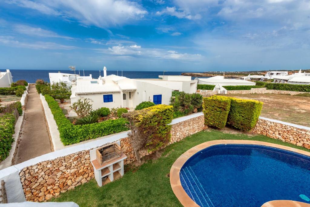 an external view of a villa with a swimming pool at Alojamiento con encanto in Binibeca