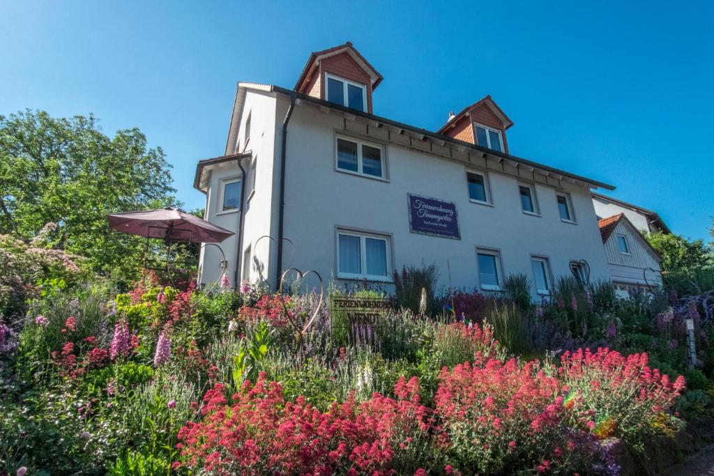 a building with flowers in front of it at Ferienwohung Traumgarten in Obereisenheim