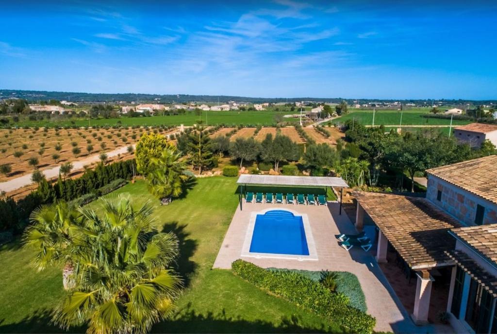Luftaufnahme einer Villa mit Swimmingpool und Garten in der Unterkunft Son Vanrell in Campos