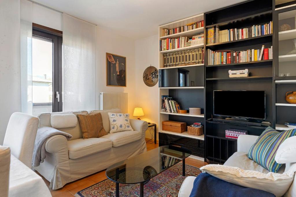 a living room with a couch and a tv at Appartamento Moser P in Levico Terme