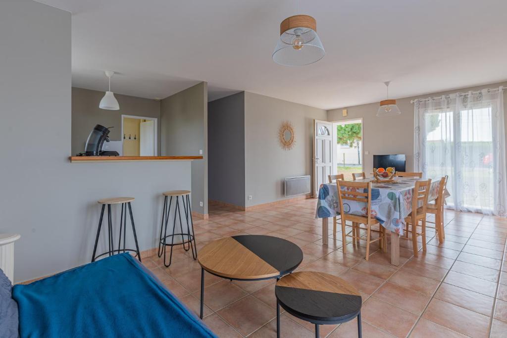 a kitchen and living room with a table and chairs at Le Pin Franc in Valeyrac